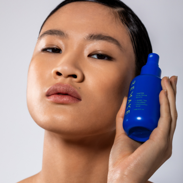 REMAKE TEATOX model with hydrated Glowing skin from serum mist